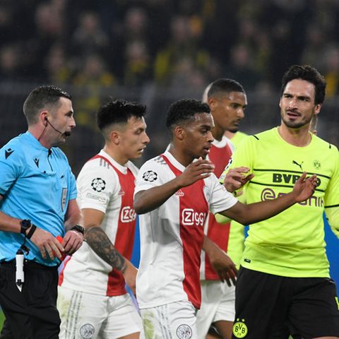 Mats Hummels diskutiert nach seinem Foul an Amsterdams Antony mit dem Schiedsrichter