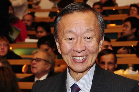 Charles K. Kao lächelt