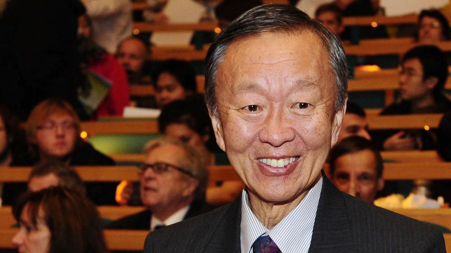 Charles K. Kao lächelt