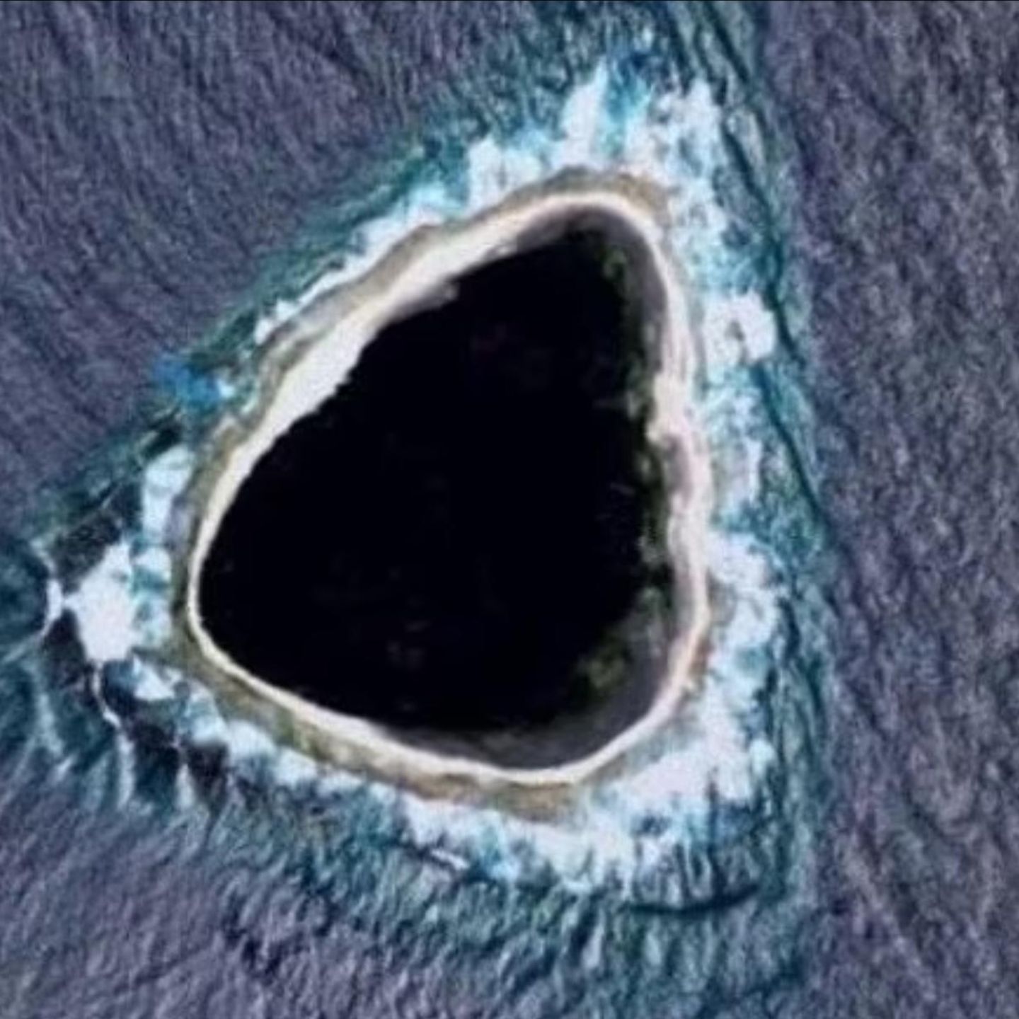 Rätselhaftes Foto um schwarzes Loch mitten im Meer ist gelöst | STERN.de