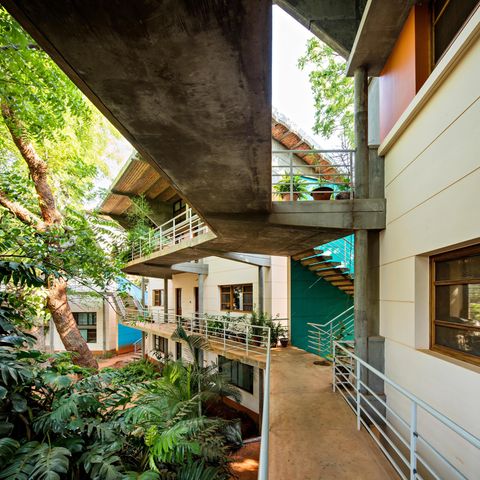 Viele Jahre arbeitete Kundoo in Auroville im Südosten Indiens, wo 2003 dieses Gebäude entstand