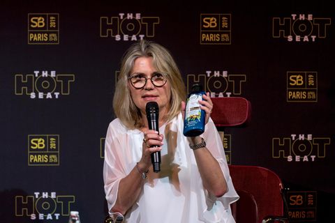 Virginie Hélias: In Al Gores Dokumentation "Eine unbequeme Wahrheit" hörte sie erstmals von der Erderwärmung und fragte sich: "Was hat das mit unseren Produkten zu tun?" Die studierte Betriebswirtin war damals Marketingdirektorin für Ariel beim Konsumgüterriesen Procter & Gamble. Das Waschmittel lief nicht gut, Hélias ließ ein neues entwickeln, das die Wäsche bei 30 Grad sauber macht. Seit 2019 ist die heute 55-Jährige Sustainability-Chefin des Konzerns.