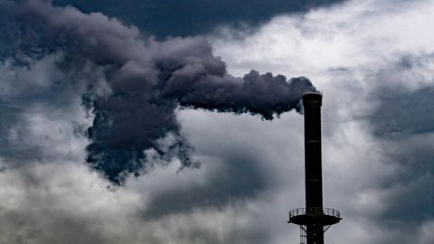 Global Carbon-Project-Report 2021: Der Ausstoß von Treibhausgasen (hier im Hafen von Rotterdam) hat weltweit fast wieder das Niveau aus Vor-Corona-Zeiten erreicht.