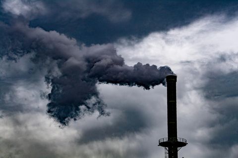 Global Carbon-Project-Report 2021: Der Ausstoß von Treibhausgasen (hier im Hafen von Rotterdam) hat weltweit fast wieder das Niveau aus Vor-Corona-Zeiten erreicht.