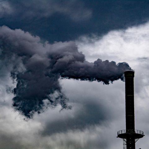 Global Carbon-Project-Report 2021: Der Ausstoß von Treibhausgasen (hier im Hafen von Rotterdam) hat weltweit fast wieder das Niveau aus Vor-Corona-Zeiten erreicht.