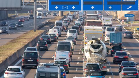 Der starke Verkehr wie hier auf der A9 bei München bleibt ein gewaltiges Umweltproblem