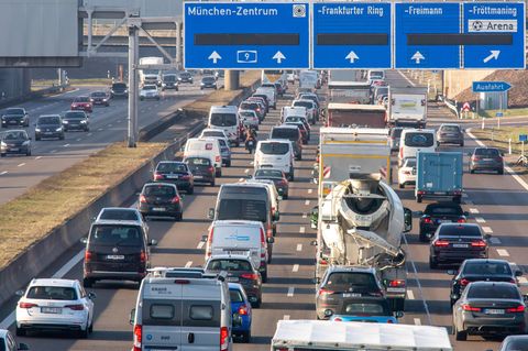 Der starke Verkehr wie hier auf der A9 bei München bleibt ein gewaltiges Umweltproblem