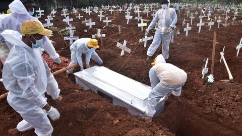 Totengräber bestatten auf einem Friedhof in Bekasi, Indonesien, einen Mann. der an Covid-19 gestorben ist