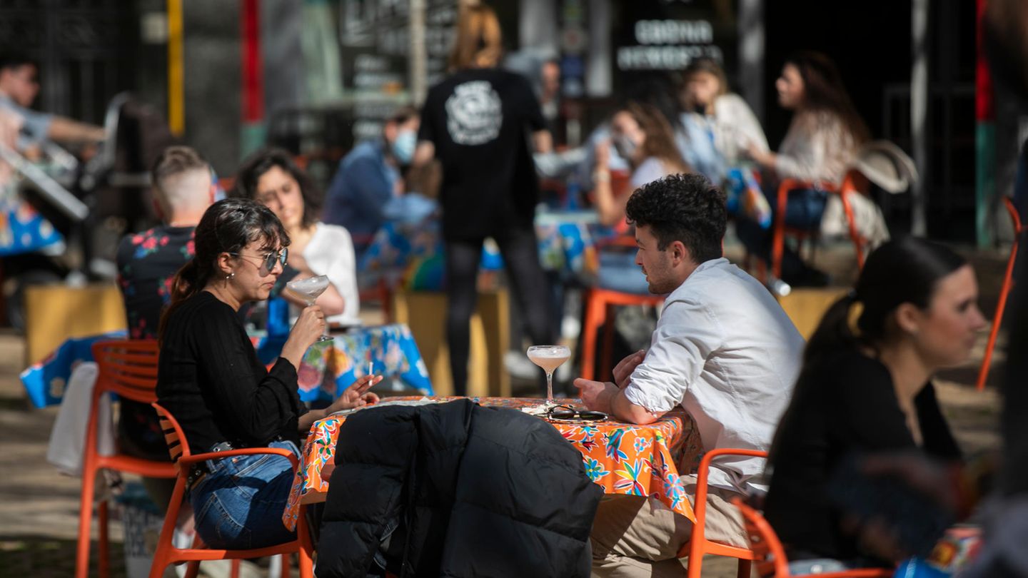 Spanien Coronavirus: Besucher sitzen im Außenbereich einer Bar und schlürfen Getränke