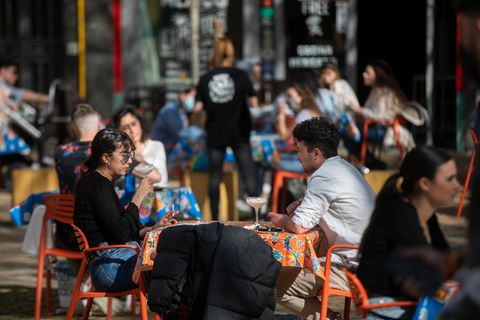 Spanien Coronavirus: Besucher sitzen im Außenbereich einer Bar und schlürfen Getränke