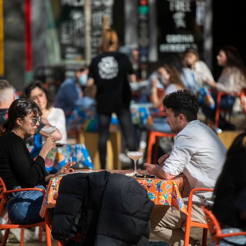 Spanien Coronavirus: Besucher sitzen im Außenbereich einer Bar und schlürfen Getränke