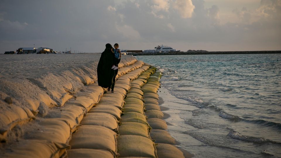Barreras de arena para prevenir la erosión en las Maldivas