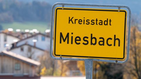 Das Ortsschild mit der Aufschrift "Kreisstadt Miesbach" steht an der Zufahrtsstraße zur Ortschaft