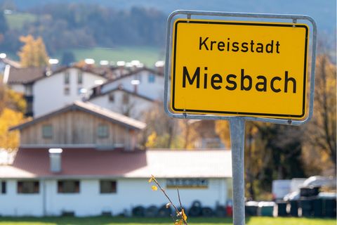 Das Ortsschild mit der Aufschrift "Kreisstadt Miesbach" steht an der Zufahrtsstraße zur Ortschaft