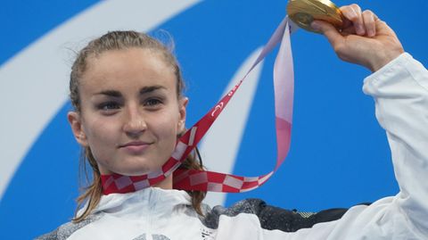 Elena Krawzow mit ihrer Goldmedaille auf dem Podium in Tokio