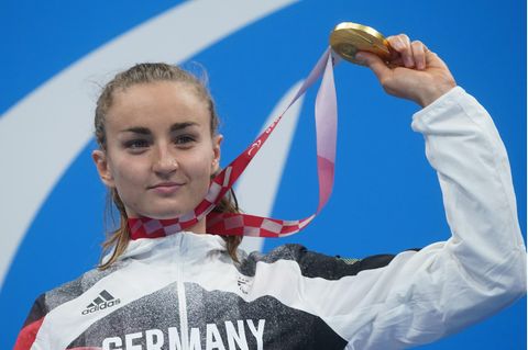 Elena Krawzow mit ihrer Goldmedaille auf dem Podium in Tokio