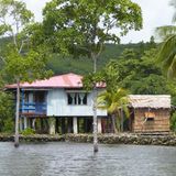 Solomon-Inseln  Es sieht undramatisch aus, doch die Bäume in der Langa Langa Lagune zeigen an, wo einmal Strand war. Die beiden Archipele im Indischen Ozean werden seit Jahren Stück für Stück vom Meer "aufgefressen". So wie dieses Haus werden mehr und mehr bewohnbare Gebiete in absehbarer Zeit verschwinden. Überall auf den Sinking Islands besteht zudem die Gefahr, dass Salzwasser in Trinkwasser-Reservoris eindringt und diese unbrauchbar machen. Die Solomon-Inseln gelten ebenfalls als Inseln, die vollkommen vom steigenden Meer überspült werden könnten. 800.000 Bewohner würden zu Klimaflüchtlingen.