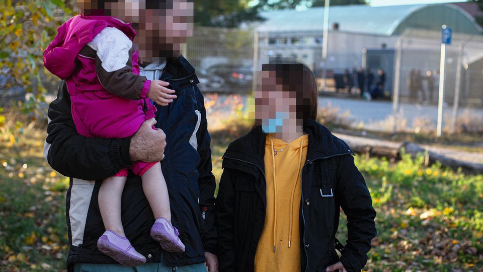 Familie M. vor ihrer Erstaufnahme in Eisenhüttenstadt: Der Tochter merkt man die Flucht an, schnell wird sie nervös, will oft auf den Arm