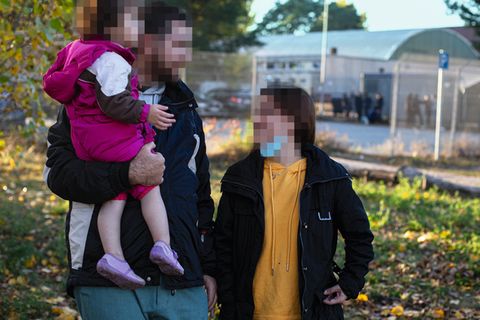 Familie M. vor ihrer Erstaufnahme in Eisenhüttenstadt: Der Tochter merkt man die Flucht an, schnell wird sie nervös, will oft auf den Arm
