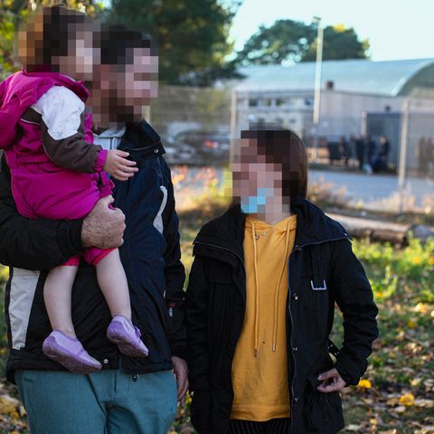 Familie M. vor ihrer Erstaufnahme in Eisenhüttenstadt: Der Tochter merkt man die Flucht an, schnell wird sie nervös, will oft auf den Arm