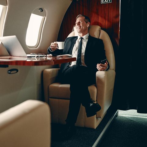 Ein Geschäftsmann sitzt in einem Privatflugzeug
