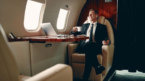Ein Geschäftsmann sitzt in einem Privatflugzeug