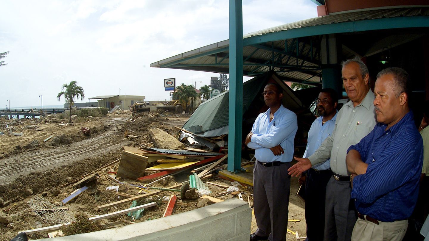 Regierungsvertreter betrachten Verwüstungen durch Hurricane Katrina in Barbados Regierungsvertreter betrachten Verwüstungen durch Hurricane Katrina in Barbados