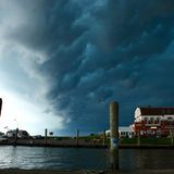 Über dem Alten Hafen von Pellworm bildet sich ein Tornado