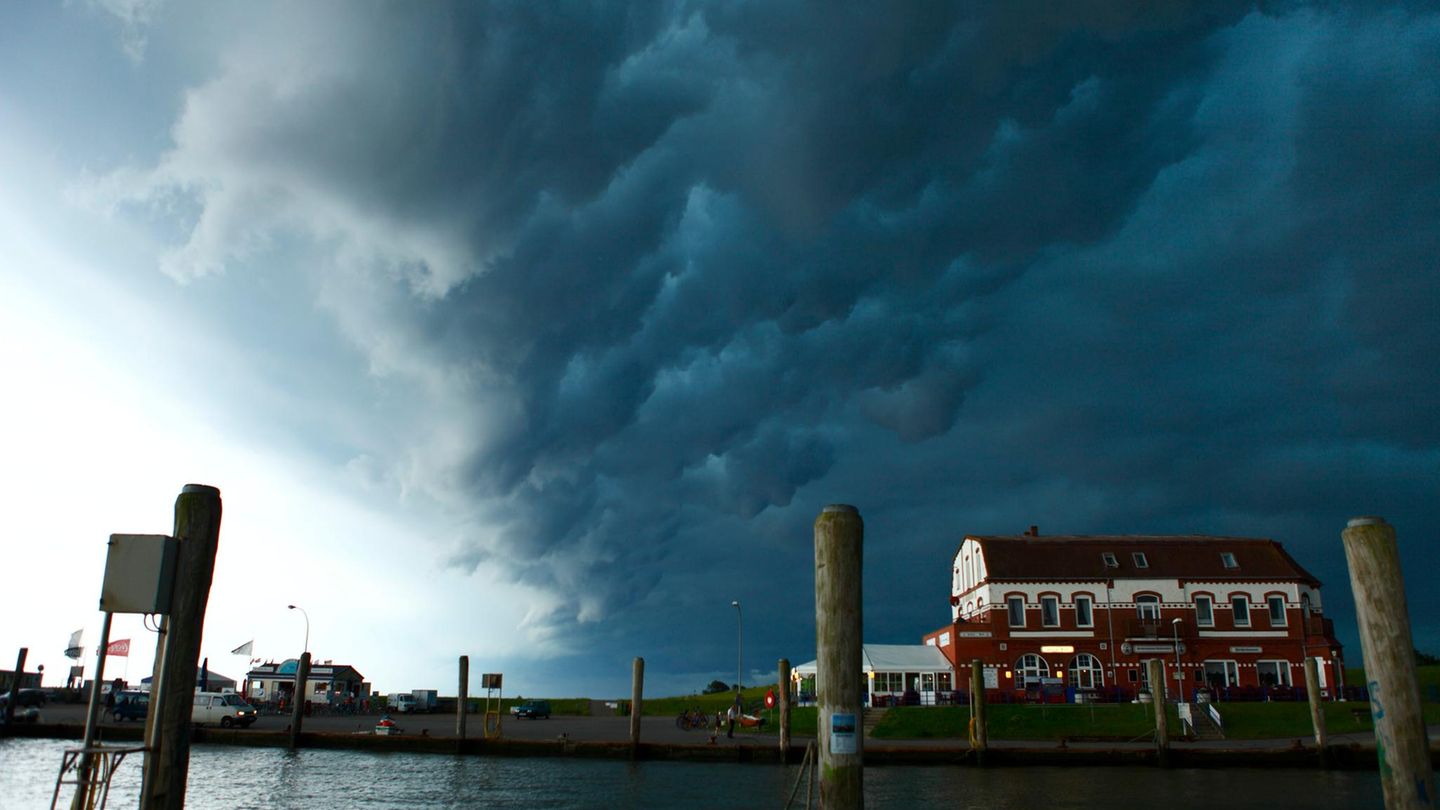 Über dem Alten Hafen von Pellworm bildet sich ein Tornado Über dem Alten Hafen von Pellworm bildet sich ein Tornado