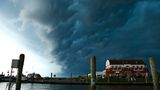 Über dem Alten Hafen von Pellworm bildet sich ein Tornado