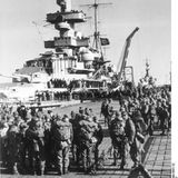 Die "Hipper" nimmt deutsche Invasionstruppen an Bord. 