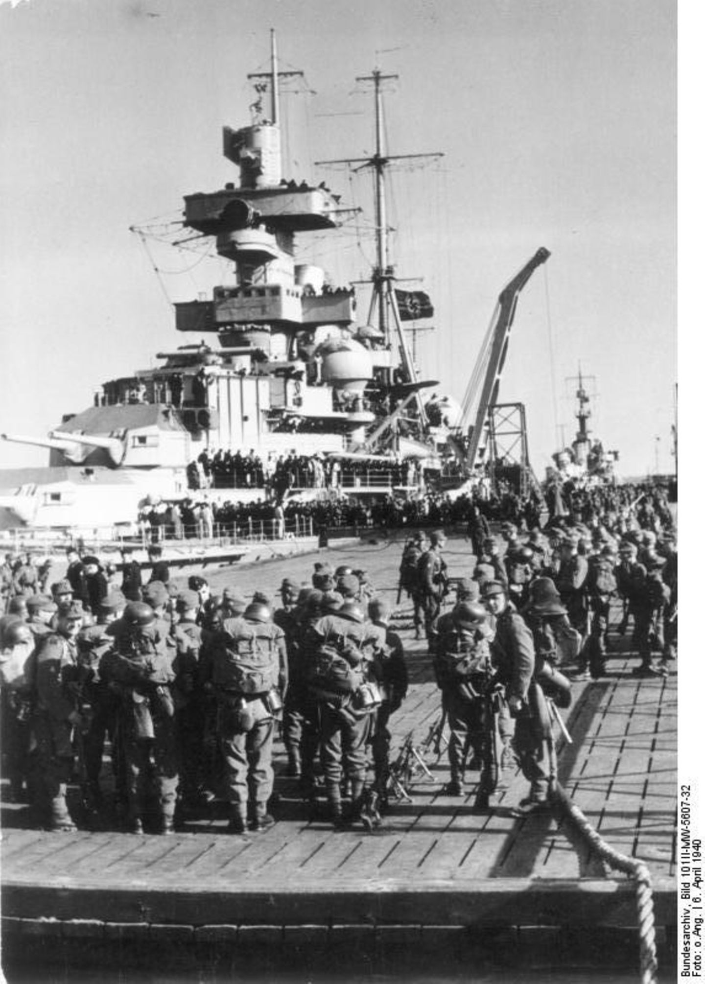 Die "Hipper" nimmt deutsche Invasionstruppen an Bord. 