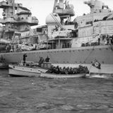 Die "Hipper" schifft die Invasionstruppen aus.