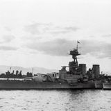 Die "Glowworm" liegt vor dem Schlachtkreuzer "Hood"