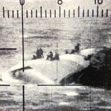 Überlebende auf dem Rumpf der "Glowworm".