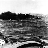 Die "Hipper" vor der brennenden "Glowworm"