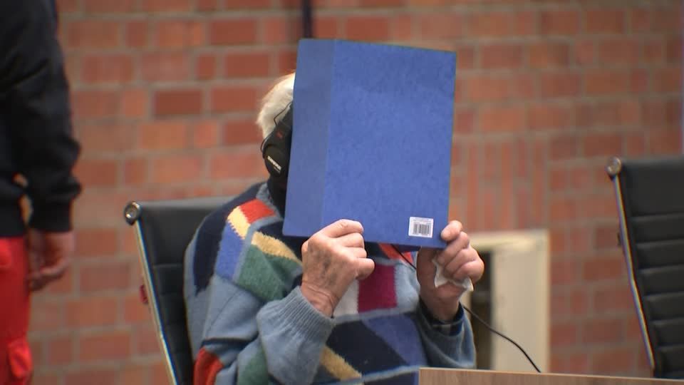 Video: 100-jähriger Wachmann aus Konzentrationslager Sachsenhausen muss sich erstem Zeugen stellen