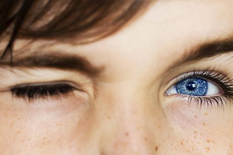 Schlafmangel und Co. : Augenzucken: Was sind die Ursachen, wenn das Lid unangenehm zuckt?