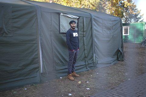 Loai Algryni vor seinem Zelt in der Erstaufnahmeeinrichtung in Eisenhüttenstadt