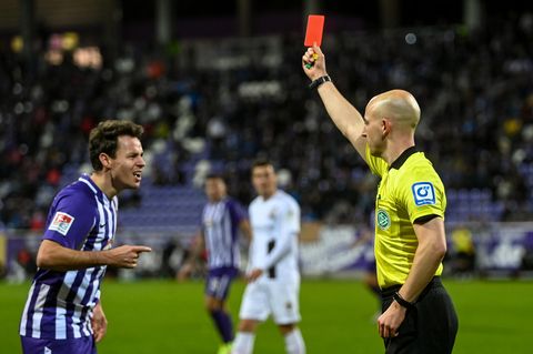 Schiedsrichter Nicolas Winter zeigt Aues Clemens Fandrich die Rote Karte