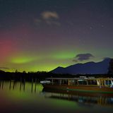 Sogar viel weiter südlich, in England, sind aktuell Polarlichter zu sehen, wie hier in den frühen Morgenstunden des Donnerstags über Derwentwater in der Nähe von Keswick im Lake District.