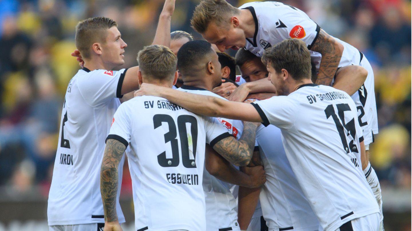 Pascal Testroet vom SV Sandhausen wird am 30. Oktober nach einem Tor von seinen Mitspielern umjubelt. Pascal Testroet vom SV Sandhausen wird am 30. Oktober nach einem Tor von seinen Mitspielern umjubelt.