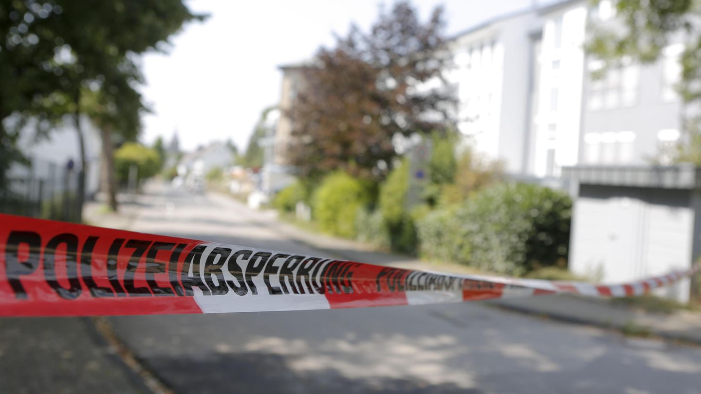 Absperrband der Feuerwehr vor einem Einsatzort