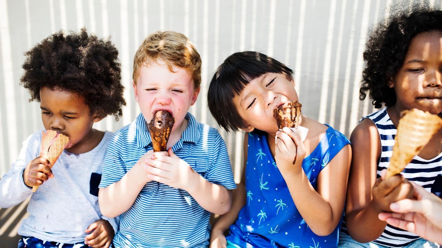 Vier Kinder essen Eis