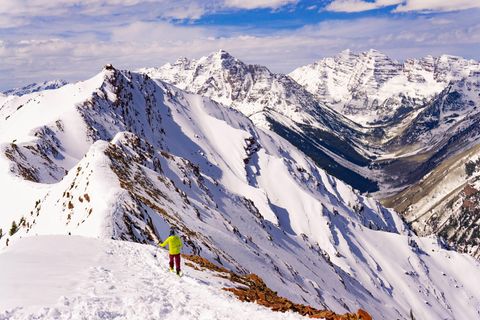 Ein Wanderer erklimmt die Bergkette der Rocky Mountains.