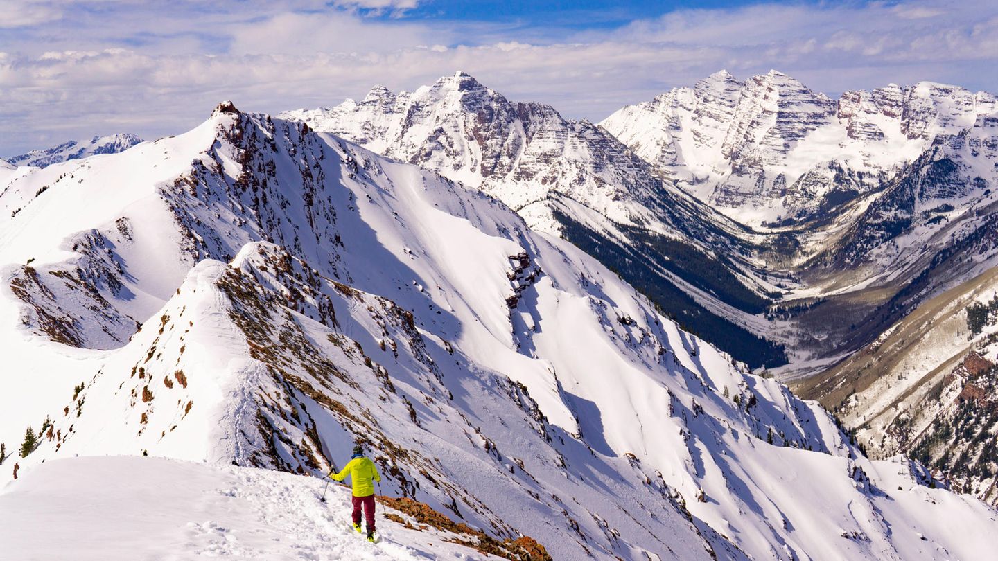 Die Überreste des Deutschen wurden in den Bergen gefunden Ein Wanderer erklimmt die Bergkette der Rocky Mountains.