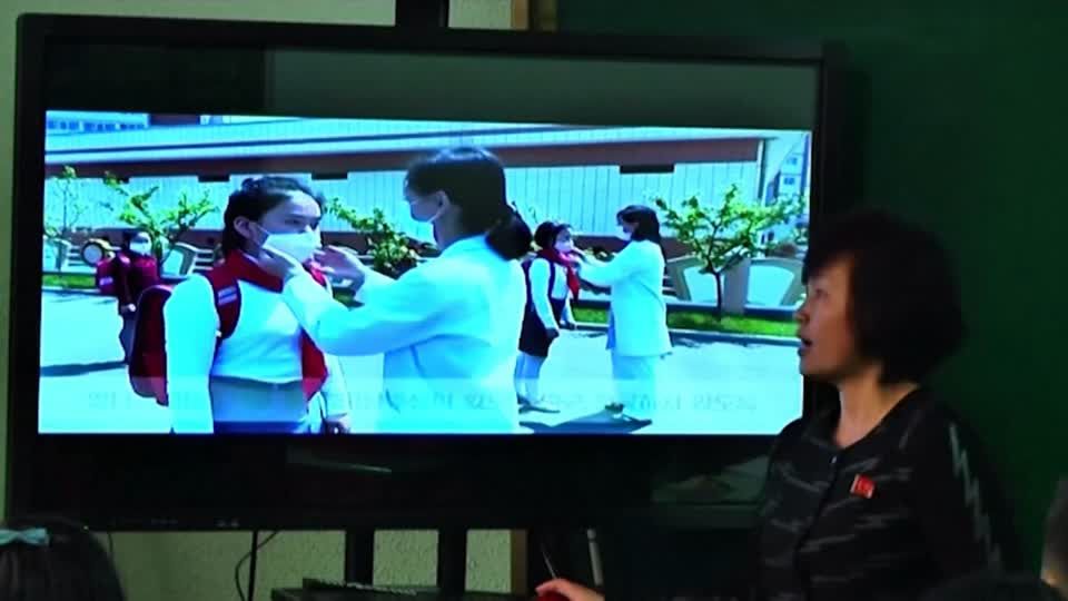 Video: Nordkoreanische Schule im Kampf gegen Covid-19 Video: Nordkoreanische Schule im Kampf gegen Covid-19