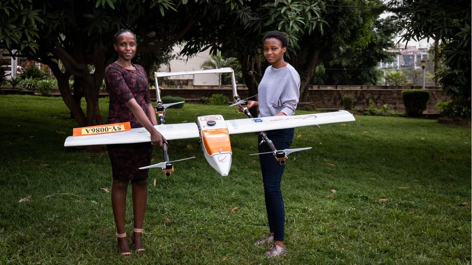 Anne Nderitu (l.) and one of her employees from "Swift Lab" present a drone. The startup is one of hundreds in Nairobi