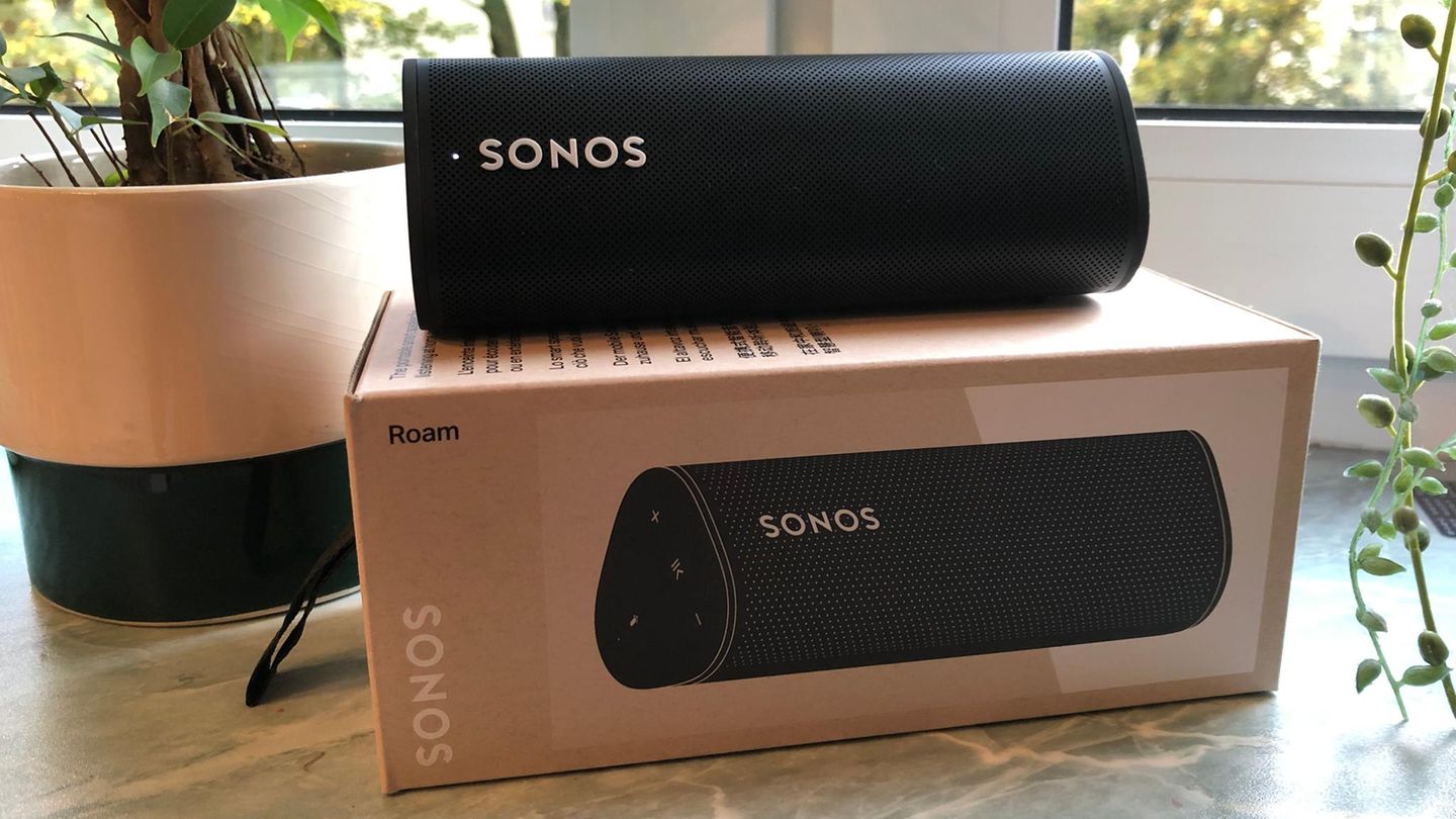 Sonos Roam – Eleganter Smart-Speaker    Wer in den 1980er und 90er Jahren unterwegs Musik hören wollte, brauchte nicht nur Kraft, sondern auch jede Menge Batterien. Trotzdem schleppten Teenager nach der Schule gern klobige Ghettoblaster durch ihre Hood. Der Sound war meist miserabel, aber darum ging es damals nicht. Heute braucht man nur noch ein Smartphone und einen eleganten Smart Speaker wie den Sonos Roam, und bekommt fette Beats und coole Bässe. Das mobile und stoßfeste Kraftpaket reiht sich ein in die smarte Lautsprecher-Serie der US-Amerikaner. Die Roam ist nicht nur staub- und wasserdicht. Sie passt mit ihren schlanken 430 Gramm beinahe in die Hosentasche. Per Bluetooth mit dem Smartphone verbinden, Lieblings-Playlist auswählen und schon gibt's was auf die Ohren. Am Strand, im Park, beim Grillen, im Garten, auf dem Balkon, im Camping-Urlaub. Auch mit Alexa und dem Google Assistant versteht sich die Sonos Roam blind. Kurzum: Diese Bluetooth-Box ist flexibel, kompakt und liefert sehr guten Klang. Was will man mehr? (Sonos Roam im stern-Test)    Jan Sägert, Redakteur