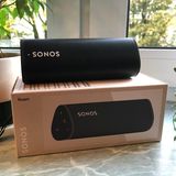 Sonos Roam – Eleganter Smart-Speaker    Wer in den 1980er und 90er Jahren unterwegs Musik hören wollte, brauchte nicht nur Kraft, sondern auch jede Menge Batterien. Trotzdem schleppten Teenager nach der Schule gern klobige Ghettoblaster durch ihre Hood. Der Sound war meist miserabel, aber darum ging es damals nicht. Heute braucht man nur noch ein Smartphone und einen eleganten Smart Speaker wie den Sonos Roam, und bekommt fette Beats und coole Bässe. Das mobile und stoßfeste Kraftpaket reiht sich ein in die smarte Lautsprecher-Serie der US-Amerikaner. Die Roam ist nicht nur staub- und wasserdicht. Sie passt mit ihren schlanken 430 Gramm beinahe in die Hosentasche. Per Bluetooth mit dem Smartphone verbinden, Lieblings-Playlist auswählen und schon gibt's was auf die Ohren. Am Strand, im Park, beim Grillen, im Garten, auf dem Balkon, im Camping-Urlaub. Auch mit Alexa und dem Google Assistant versteht sich die Sonos Roam blind. Kurzum: Diese Bluetooth-Box ist flexibel, kompakt und liefert sehr guten Klang. Was will man mehr? (Sonos Roam im stern-Test)    Jan Sägert, Redakteur
